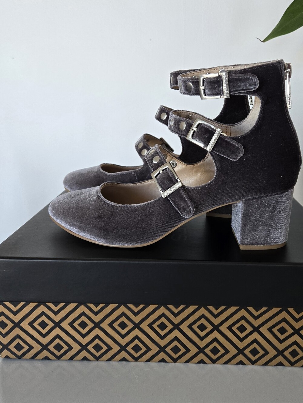 Charles David Velvet Studded Strappy Pumps Size 7M